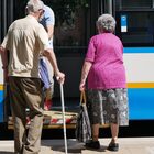Old people are getting on the bus. Foto: majorosl66/Adobe Stock 