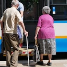 Old people are getting on the bus. Foto: majorosl66/Adobe Stock 