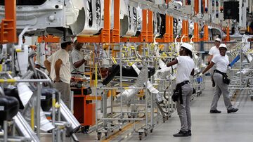 NISSAN16 - RJ - 26/01/2015 - NISSAN/FABRICA - ESPECIAL DOMINICAL PARA ECONOMIA OE - Especial sobre a Linha de montagem da fábrica da Nissan, em Resende, no sul do Estado do Rio de Janeiro. Inaugurada em abril de 2014, a fábrica é a primeira planta da montadora japonesa no Brasil. Com capacidade de produção de 200 mil veículos e 200 mil motores por ano, a unidade recebeu investimentos de R$ 2,6 bilhões. Foto: MARCOS DE PAULA/ESTADÃO. Foto: Marcos de Paula/Estadão