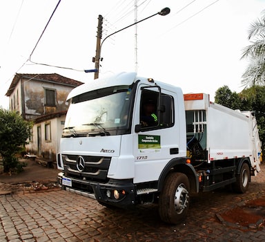 WJLIXO  GOIÁS GO  11.05.2022   (((EMBARGADO E EXCLUSIVO)))  ESQUEMA CAMINHÕES DE LIXO/CODEVASF  POLITICA OE  -  Caminhões de lixo são distribuídos para vários municípios brasileiros, inclusive alguns muito pequenos de Goiás, como Anhanguera , Mairipotaba e Pontalina. Falta de critérios para destinação dos veículos é criticada por especialistas. Na foto, caminhão que foi entregue para cidade de Pontalina, Goiás GO. -  FOTO WILTON JUNIOR/ ESTADÃO