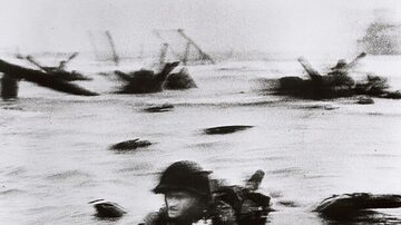 Imagem clássica registrada por Robert Capa na Normandia, durante o desembarque das Forças Aliadas