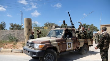 Exército Nacional Líbio, comandado por Haftar, se prepara para entrar na capital da Líbia. Foto: REUTERS/Esam Omran Al-Fetori