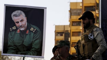 Cartaz com a foto do líder da Al-Quds, Qassem Suleimani. Foto: Thaier Al-Sudani/Reuters
