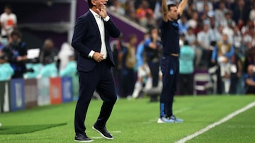 Croatia's coach #00 Zlatko Dalic (L) and Argentina's coach #00 Lionel Scaloni shout instructions to their players from the touchline during the Qatar 2022 World Cup football semi-final match between Argentina and Croatia at Lusail Stadium in Lusail, north of Doha on December 13, 2022. (Photo by JACK GUEZ / AFP). Foto: Jack Guez/AFP
