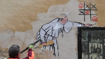 Mural mostrando o papa Francisco como um grafiteiro é apagado. Foto: AFP