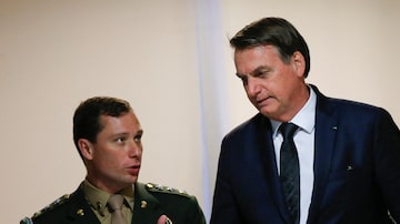 Brazil's President Jair Bolsonaro talks with army major, Mauro Cid after a meeting at the Planalto Palace in Brasilia, Brazil June 18, 2019. REUTERS/Adriano Machado. Foto: Adriano Machado/Reuters
