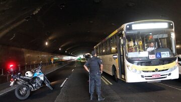 Motoristas que passavam pelo túnel ficaram assustados com os tiros e chegaram a andar de ré. Foto: Marcos Arcoverde|Estadão