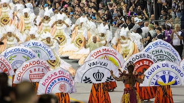 Comissão de frente da Acadêmicos do Tucuruvi homenageou 14 escolas do grupo especial do carnaval de São Paulo. Foto: Taba Benedicto/Estadão