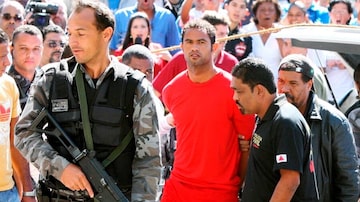 O goleiro Bruno vestindo o uniforme de prisão em Belo Horizonte em 9 de julho de 2010, após se envolver no assassinato de Eliza Samudio, com quem teve um filho, Bruninho. Foto: Alex de Jesus / Reuters