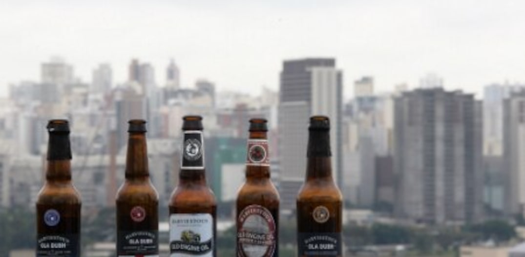 Detetive. Não precisa de lupa para encontrar os sabores guardados, basta fazer uma comparação entre as cervejas. FOTO: Daniel Teixeira/Estadão