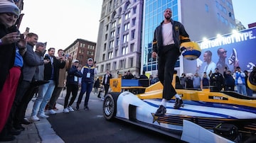 Feb 15, 2024; Indianapolis, Indiana, USA; Indiana Pacers guard Tyrese Haliburton (0) jumps out of an IndyCar driven by IndyCar driver Conor Daly on Thursday, Feb. 15, 2024, during the NBA All Star Tip-Off ceremony at the Bicentennial Unity Plaza in downtown Indianapolis. Mandatory Credit: Grace Hollars-USA TODAY Sports. Foto: Grace Hollars-USA TODAY Sports via Reuters 