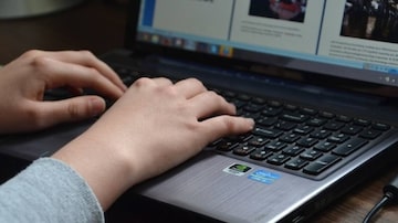 O projeto de lei 3477/20 pretende garantir acesso à internet e equipamentos para estudantes e professores da rede pública. Foto: Creative Commons