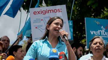 María Corina Machado discursa em frente ao Conselho Nacional Eleitoral em Los Teques, Venezuela. Foto: Federico Parra / AFP