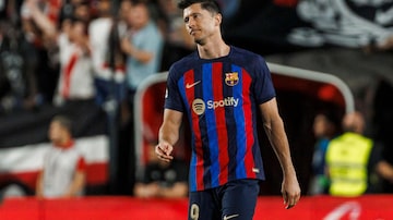 Barcelona's Robert Lewandowski reacts after Rayo's Fran Garcia scored his side's second goal during a Spanish La Liga soccer match between Rayo Vallecano and Barcelona at the Vallecas stadium in Madrid, Spain, Wednesday, April 26, 2023. (AP Photo/Pablo Garcia). Foto: Pablo Garcia/AP