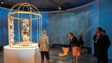 A rainha Margarethe da Dinamarca observa as exposições durante a inauguração da nova Casa de Hans Christian Andersen em Odense. Foto: Ritzau Scanpix/Claus Fisker via REUTERS
