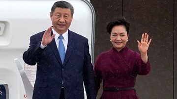 Presidente chinês Xi Jinping e primeira-dama Peng Liyuan desembarcam em Paris na primeira viagem à Europa em cinco anos. 
