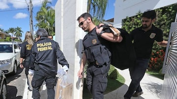 Agentes da PF durante operação que fez buscas na casa de Milton Lyra, em Brasilia, em julho de 2016. Foto: Dida Sampaio/Estadão