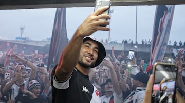 Payet é recebido por milhares de torcedores do Vasco no desembarque no Rio. Foto: Matheus Lima/Vasco