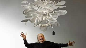 O designer de iluminação Ingo Maurer e o lustre Porca Miseria!. Foto: INGO MAURER