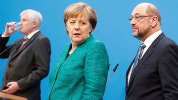 Os integrantes da grande coalizão alemã, Horst Seehofer (à esquerda),Angela Merkel,e Martin Schulz (à direita) anunciam a formação do governo. Foto:  REUTERS/Hannibal Hanschke