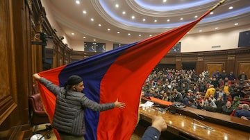 Manifestantes armênios irritados com o acordo invadiram a sede do governo em Ierevan. Foto: Vahram Baghdasaryan/Photolure via REUTERS