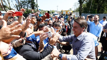 O presidente da República, Jair Bolsonaro, cumprimenta populares emPariquera-Açu. Foto: Carolina Antunes/PR