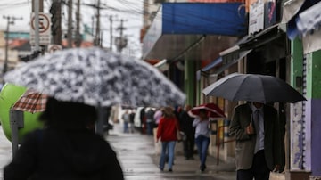 Os paulistanos tiveram que tirar os agasalhos e os guarda-chuvas do armário. Foto: Amanda Perobelli/Estadão