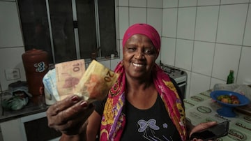 A diarista Antônia Vaz de Arruda, de 69 anos, precisou abrir uma conta bancária para receber a aposentadoria, mas prefere usar dinheiro vivo. Foto: Taba Benedicto/Estadão