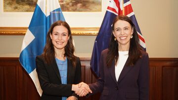 A primeira-ministra da Finlândia, Sanna Marin (à esquerda), cumprimenta a primeira-ministra da Nova Zelândia, Jacinda Ardern, durante uma reunião bilateral em Auckland, Nova Zelândia, em 30 de novembro de 2022. Foto: Diego Opatowski/AFP