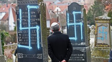 Lápides profanadas em cemitério judeu de Quatzenheim, na França. Foto: EFE/ Jean-marc Loos