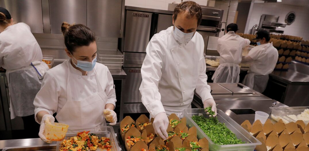 Chef Daniel Humm e equipe do Eleven Madison Parkpreparam refeições para serem doados em Nova York. Foto: Lucas Jackson/Reuters