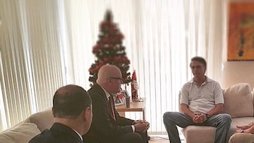 O presidente eleito Jair Bolsonaro em conversa com o cubano Orlando Gutierrez-Boronat. Foto: Reprodução/Twitter Jair Bolsonaro 