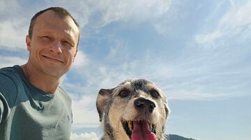 Alexandre Rossi, tutor de Estopinha, atualizou o estado de saúde da primeira pet influencer do Brasil. Foto: Instagram/@estopinharossi/Reprodução