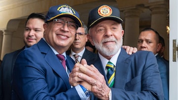 Presidente Lula é recebido por Gustavo Petro em visita a Bogotá, 17 de abril de 2024. 