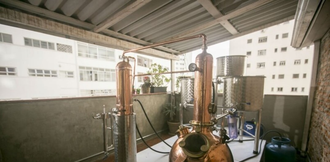 Higienópolis. Equipamentos da destilaria de Bruno Videira. Foto: Valéria Gonçavez|Estadão 