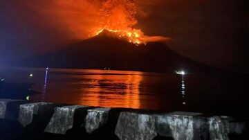Nuvem de fumaça e lava em erupção do Monte Ruang, vista de Sitaro, Indonésia, em 17 de abril de 2024