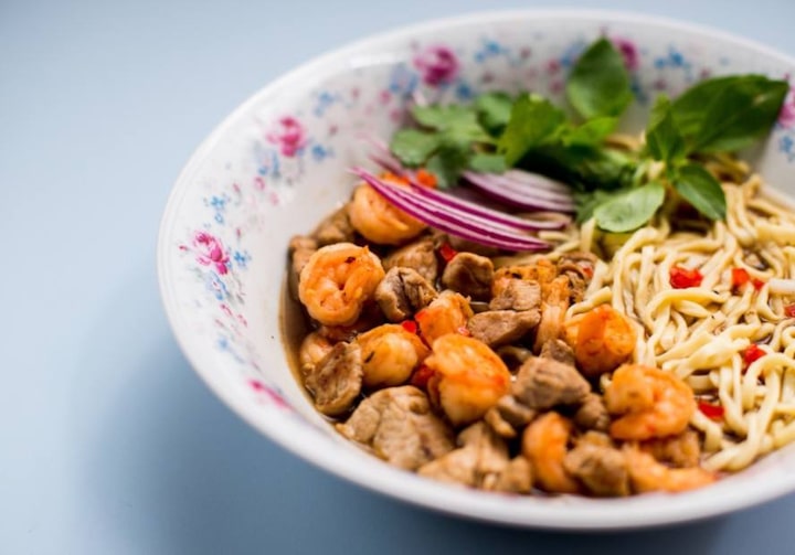Mi Quang, sopa vietnamita com porco e camarão.
