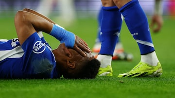 Wendell fica no chão após sofrer falta em duelo com o Arsenal pelas oitavas da Champions.