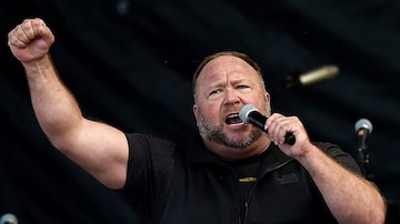 (FILES) US far-right radio show host Alex Jones speaks to supporters of US President Donald Trump as they demonstrate in Washington, DC, on December 12, 2020, to protest the 2020 election. Elon Musk, the billionaire owner of X, on December 10, 2023 reinstated far-right conspiracy theorist Alex Jones on the social media platform, a year after vowing never to let him return. Jones, who claimed that a December 2012 school shooting in Newtown, Connecticut, that killed 20 children and six educators was a hoax, was banned from the platform -- then still known as Twitter -- in 2018 for violating its "abusive behavior policy." (Photo by Olivier DOULIERY / AFP). Foto: Olivier Douliery/AFP