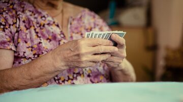 Portrait of seniors elderly old woman playing card game at lunch table at home.brain exercise with card game and alzheimer concept. Foto: MIA Studio/AdobeStock
