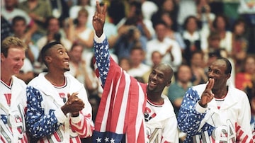 Larry Bird, Scottie Pippen, Michael Jordan e Clyde Drexler no pódio após conquistarem o ouro em Barcelona-92. Foto: Ray Stubblebine | Reuters