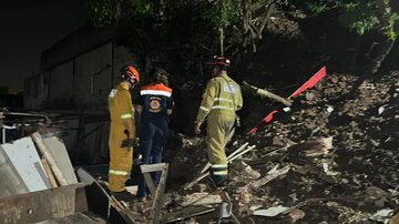 Corpo de Bombeiros e agentes da Defesa Civil ajudam no resgate de vítimas do deslizamento de terra em Ferraz de Vasconcelos. Foto: Defesa Civil de São Paulo/Divulgação