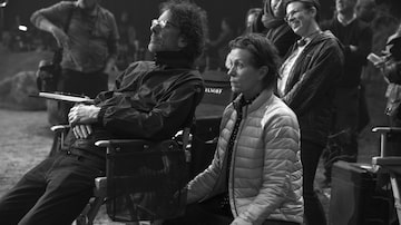O diretor Joel Coen, à esquerda, e a atriz Frances McDormand no set de 'A Tragédia de Macbeth'. Foto: A24 via AP