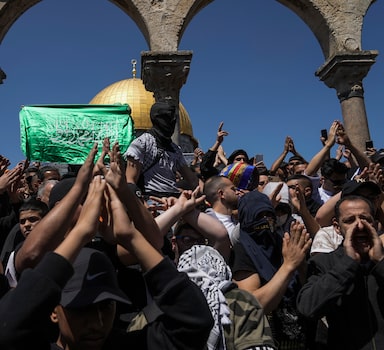 Palestinos, alguns com bandeiras do Hamas, protestam contra Israel diante do Domo da Rocha, na Esplanada das Mesquitas, em Jerusalém