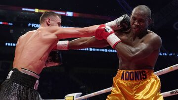Adonis Stevenson, boxeador canadense, leva golpe do ucranianoOleksandr Gvozdyk. Foto: Mathieu Belanger / AFP