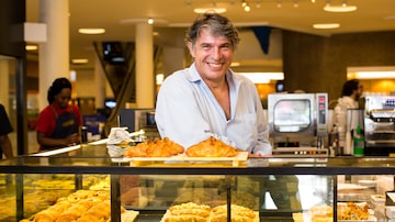 Olivier Anquier atrás da bancada de pães de sua padaria Mundo Pão do Olivier. Foto: Tiago Queiroz | Estadão