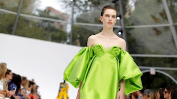 Modelo apresenta a coleção de Carolina Herrera no desfile da grife na Semana de Moda de Nova York. Foto: Reuters