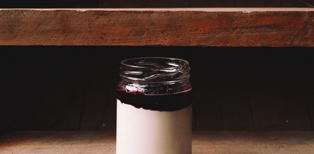 Iogurte da Lano Alto é feito com leite e fermento e incrementado com calda fermentada. Foto: Peèle Lemos