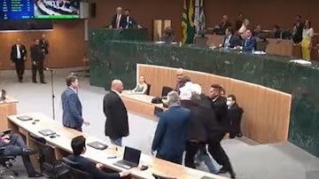 Amauri Ribeiro (União) precisou ser contido em briga com Marco Rubem (PT) na Assembleia de Goiás. Foto: Reprodução/YouTube Alego