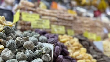 Frutas cristalizadas, castanhas e outros ingredientes para as festas de fim ano: tudo o que você imaginar tem no Mercado da Lapa. Foto: Chris Campos